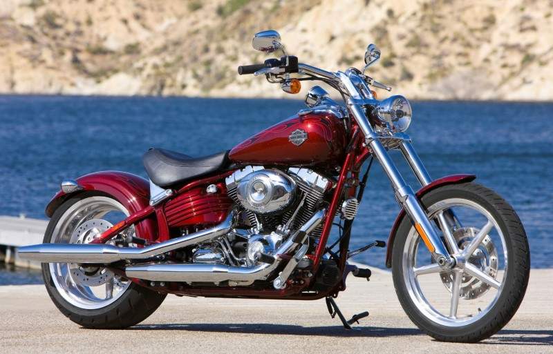 Harley Davidson Rocker, giá 140.000 USD. Chiếc xe này từ trước ra sau luôn dốc nghiêng 37 độ, tạo thành độ dốc có tính chất khuôn mẫu cho những kiểu độ xe chopper.